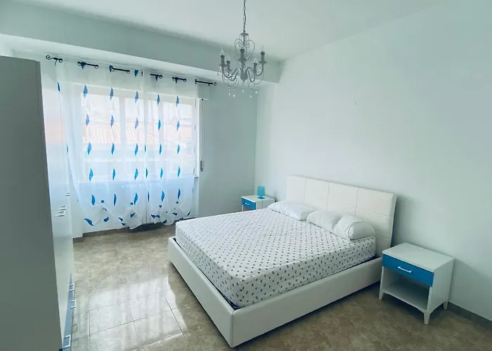 アパート Oasi スルモナ